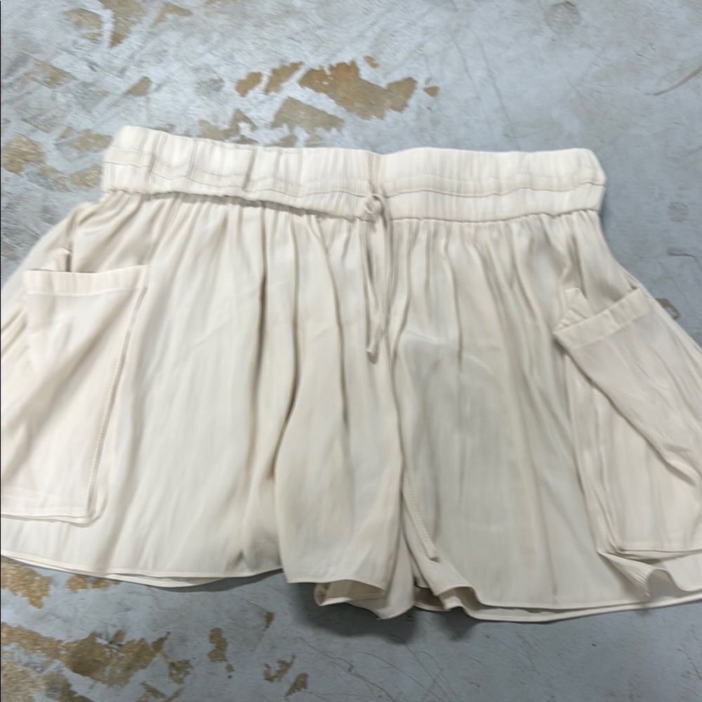 Women's Cream Shorts Flowy Pockets Drawstring Stretch Band Waist NEW NWOT - Picture 1 of 3